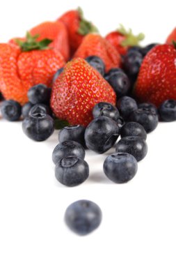 taze böğürtlen ve çilek