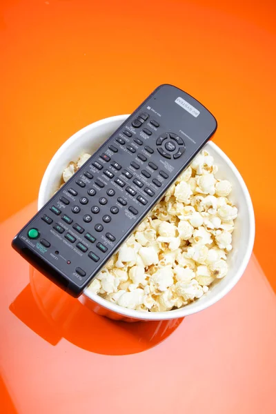 Telecomando e pop corn — Foto Stock