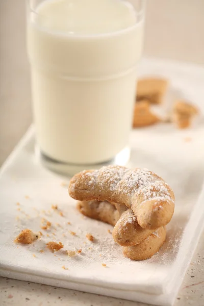 Galletas y leche sobre tela —  Fotos de Stock