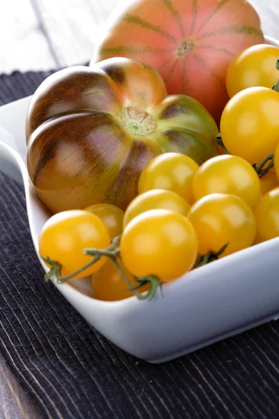 Tomates maduros frescos em tigela — Fotografia de Stock