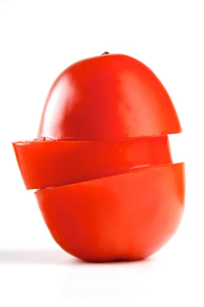 赤いトマトをカットします。 — ストック写真