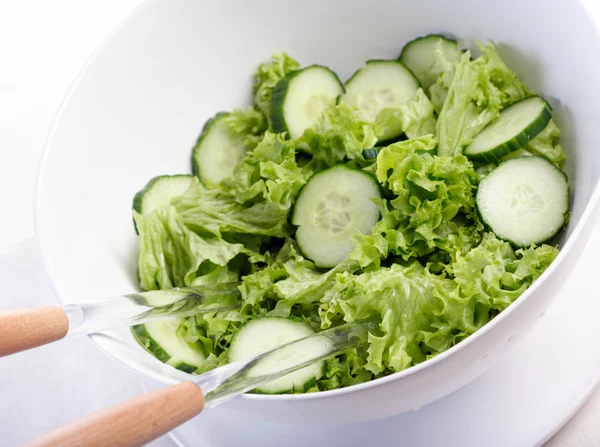 Lechuga fresca en un tazón —  Fotos de Stock