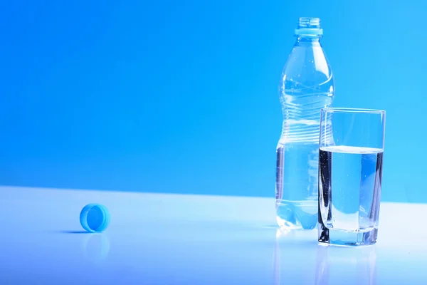 Botol ang segelas air — Stok Foto