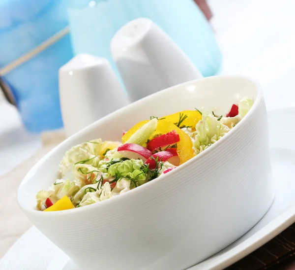 Salada de primavera fresca — Fotografia de Stock