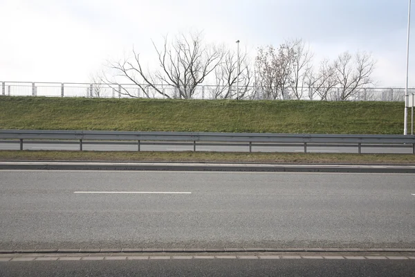 Аварийный барьер на шоссе — стоковое фото