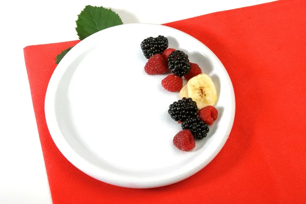 Ягоди на білій тарілці — стокове фото