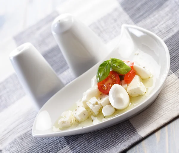 Salad with tomatoes and mozarella — Stock Photo, Image