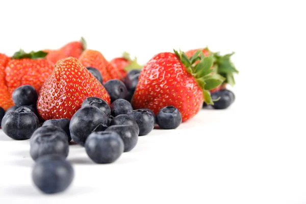 Frische Blaubeeren und Erdbeeren — Stockfoto