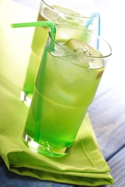 Drinks with kiwi slieces — Stock Photo, Image