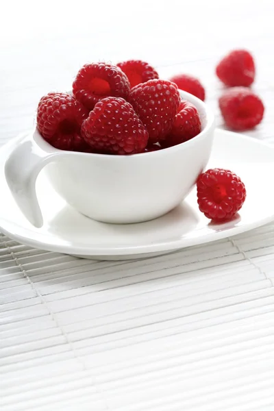 Frambuesas en taza blanca — Foto de Stock