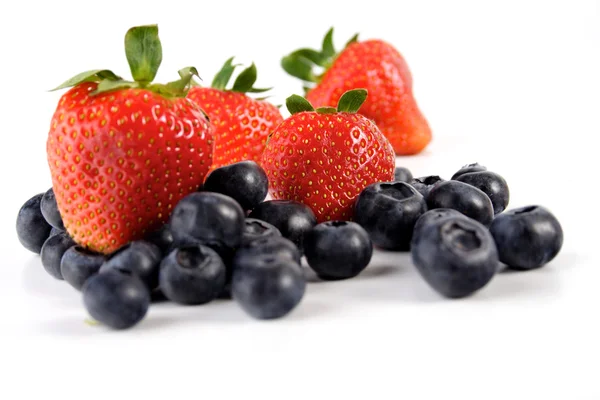 Frische Blaubeeren und Erdbeeren — Stockfoto