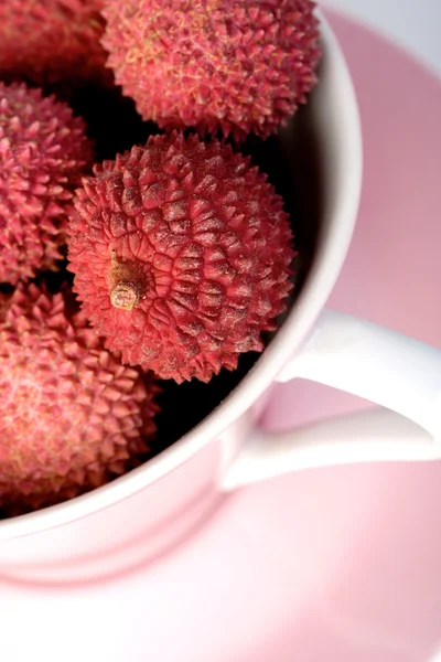 Lychees rosa na tigela — Fotografia de Stock