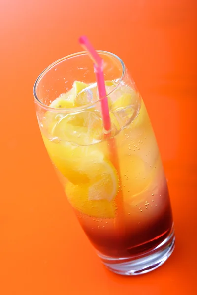 Bebida com palha em vidro — Fotografia de Stock