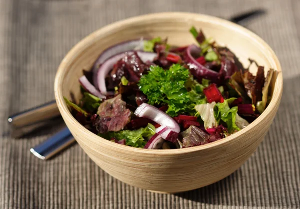 Весенний салат в деревянной чаше — стоковое фото