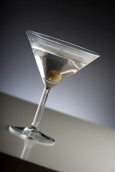 Trinken im Martini-Glas — Stockfoto