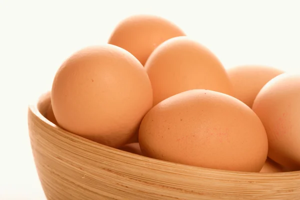 Свежие яйца в миске — стоковое фото