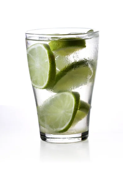 Trinken mit Limettenscheiben — Stockfoto