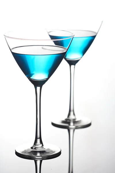 Напитки в бокалах для мартини — стоковое фото