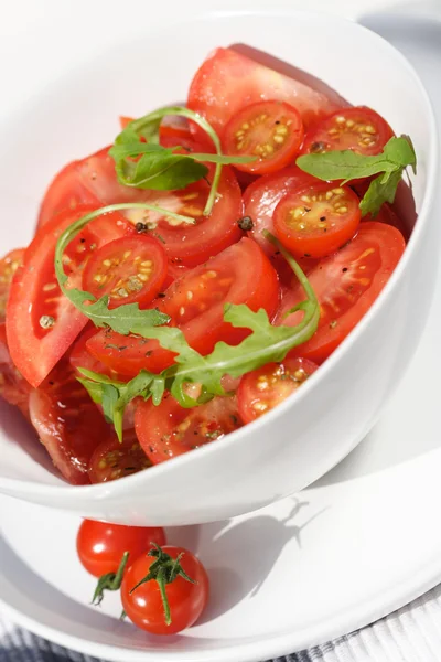 Sliced tomatoes with rucola — Stock Photo, Image