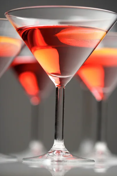 Bebidas en vasos de martini — Foto de Stock