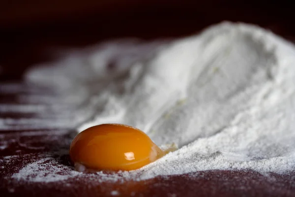 Egg and flour on board — Stock Photo, Image