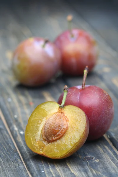 Frische süße Pflaumen — Stockfoto