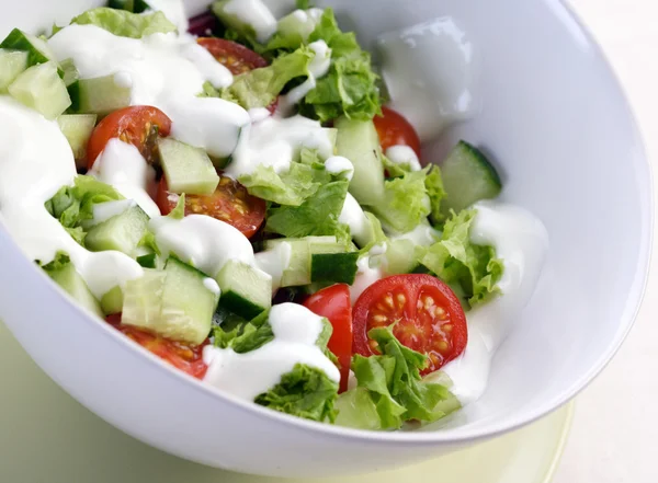 Salada de primavera em tigela — Fotografia de Stock