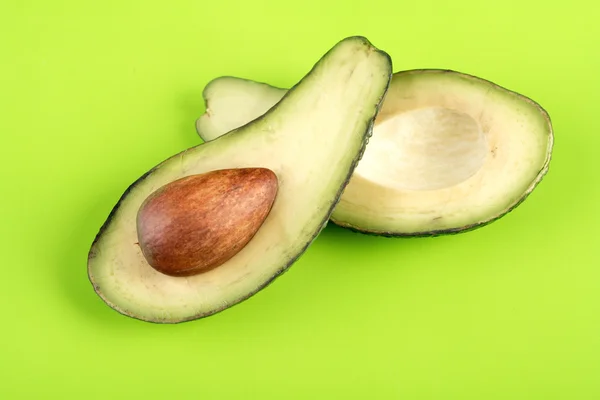 Aguacate fresco cortado — Foto de Stock