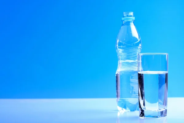 Bottle ang glass of water — Stock Photo, Image