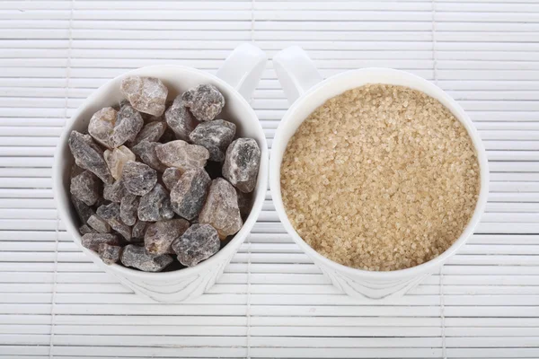 Azúcar en tazas blancas — Foto de Stock