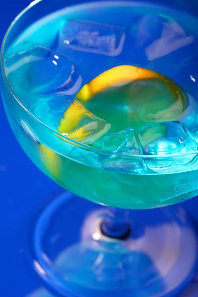 Blue Curaçao drinken — Stockfoto