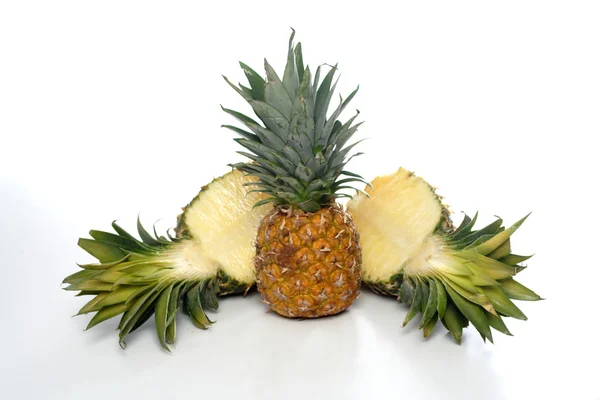 Čerstvé zralé ananasy — Stock fotografie