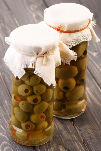 Marynowane oliwki w słoikach — Zdjęcie stockowe