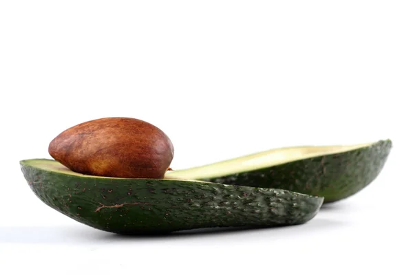 Aguacate fresco cortado — Foto de Stock