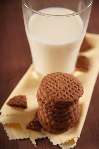 Biscoitos e copo de leite — Fotografia de Stock