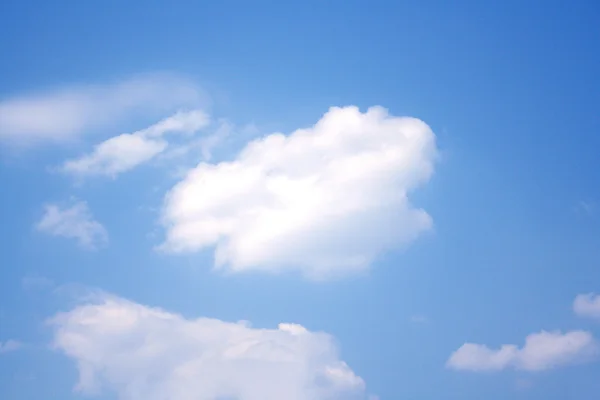 Nubes en un cielo azul — Foto de Stock