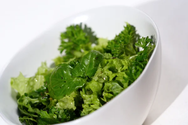 Ensalada en tazón blanco —  Fotos de Stock