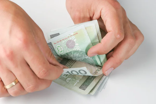 Person, die polnisches Geld zählt — Stockfoto