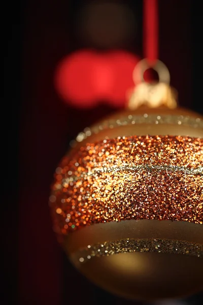 Gouden kerst bauble — Stockfoto