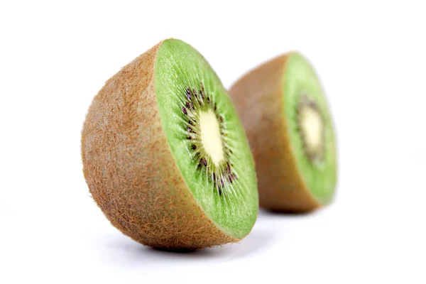 Verse gehalveerde kiwi — Stockfoto