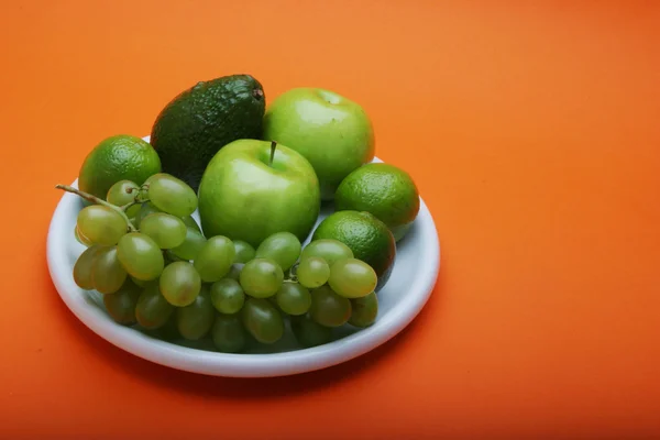 Fruta exótica en plato blanco — Foto de Stock