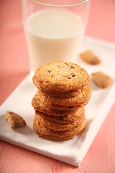 Biscoitos e copo de leite — Fotografia de Stock