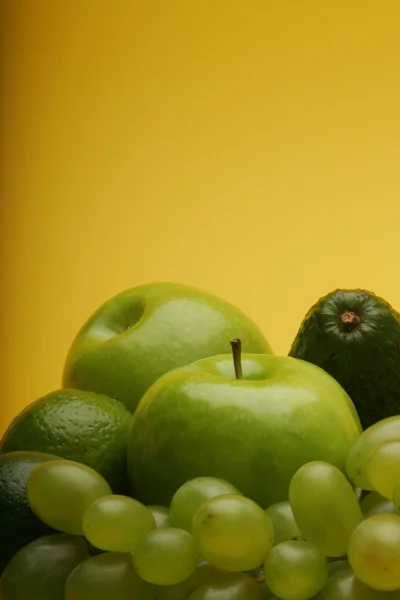 Fruta exótica em prato branco — Fotografia de Stock