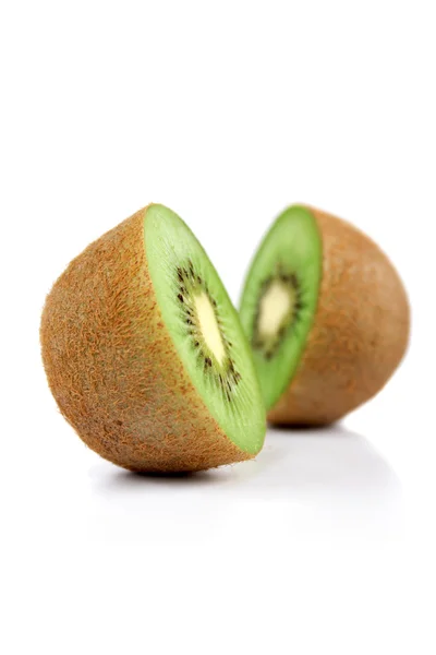 Kiwi fresco cortado a la mitad — Foto de Stock