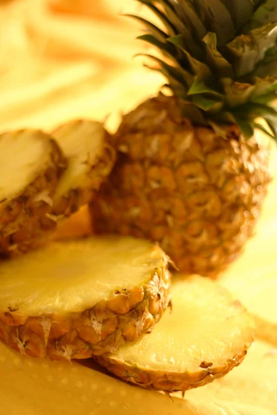 Čerstvé zralé ananasy — Stock fotografie