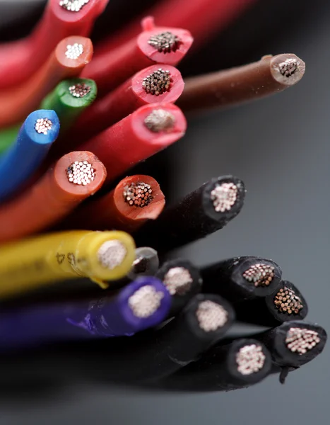 Цветные компьютерные кабели — стоковое фото