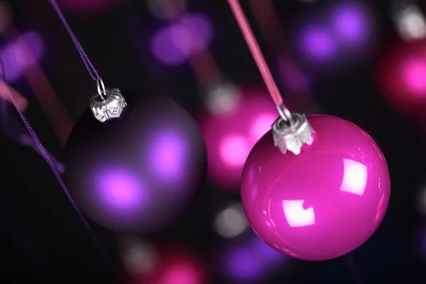 Пурпурные рождественские безделушки — стоковое фото
