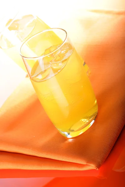 Zwei Gläser Orangensaft — Stockfoto
