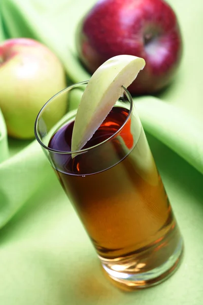 Succo di mela e mele — Foto Stock