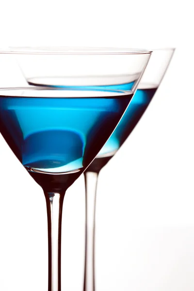 Bebidas azules en vasos de martini — Foto de Stock